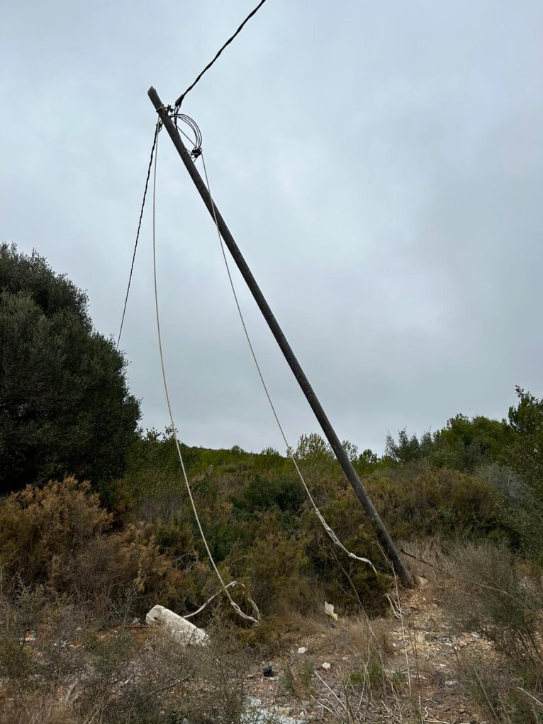 El poste se apuntaló pero ha vuelto a ceder