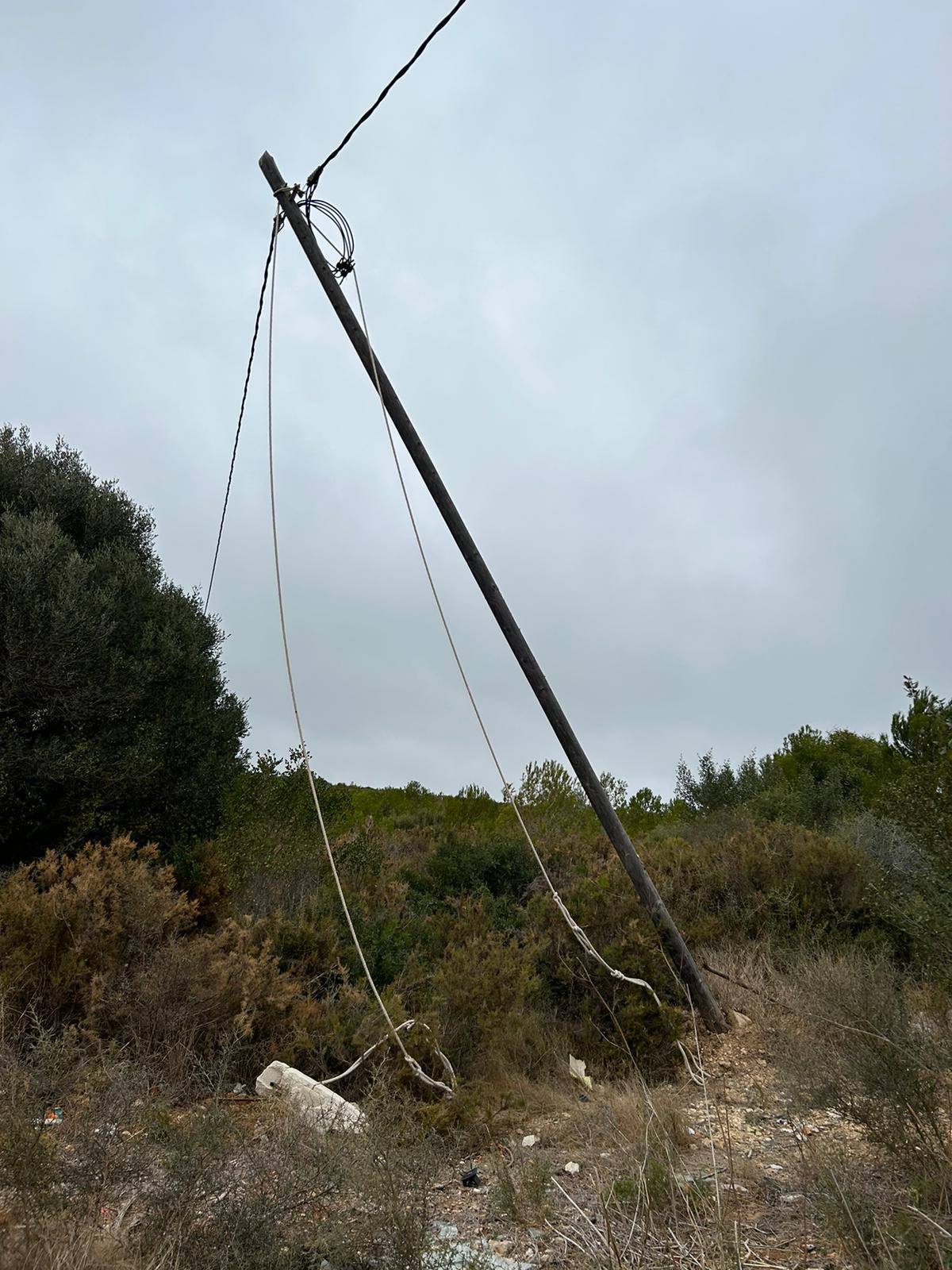 El poste se apuntaló pero ha vuelto a ceder