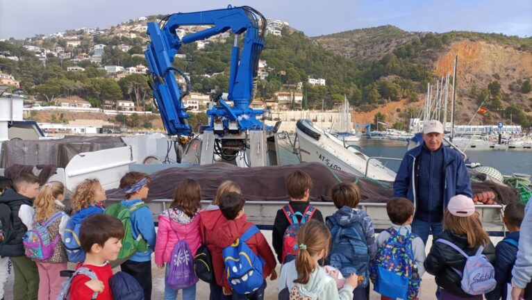 Escolares del CEIP Port de Xàbia con Amadeu Ros