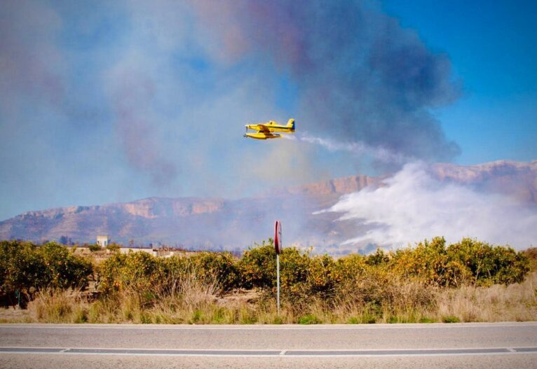 Hidroavión en las labores de extinción del incendio de Xàbia