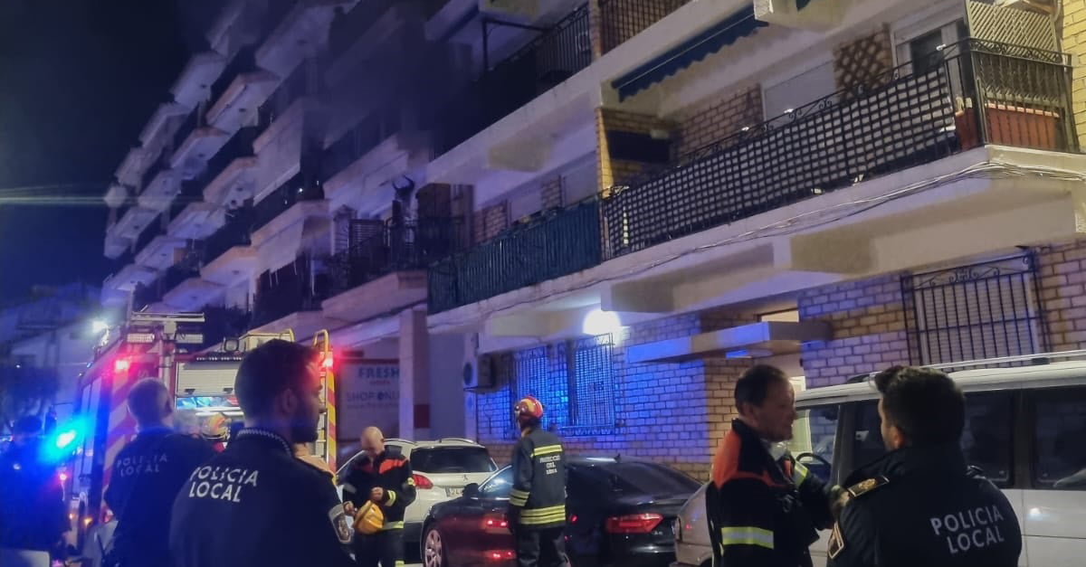 Humareda saliendo de la vivienda afectada por el fuego