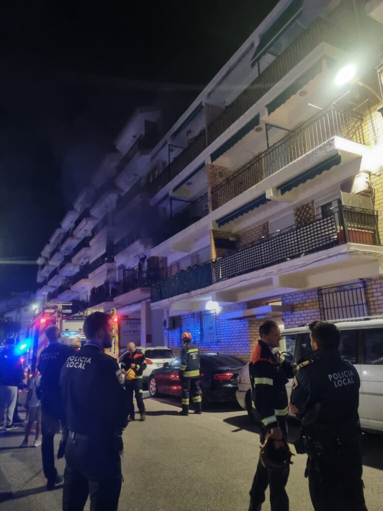 Humareda saliendo de la vivienda afectada por el fuego