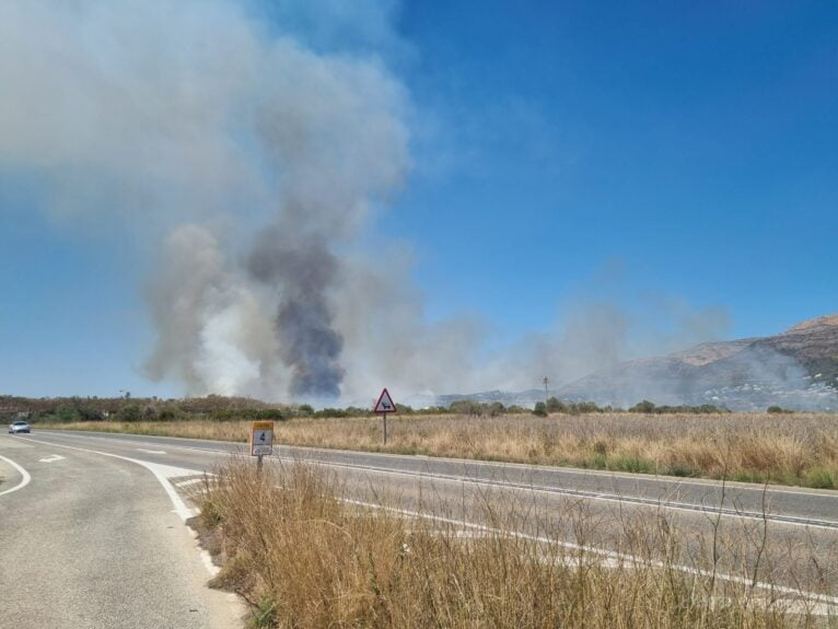 Incendio visto desde la carretera de Gata de Gorgos-Xàbia