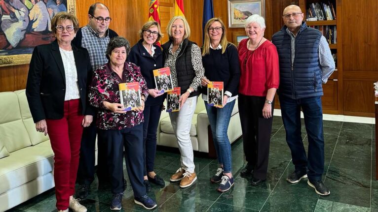 Los mayorales y mayoralesas de las fiestas de Sant Francesc de Paula de Xàbia en el Ayuntamiento