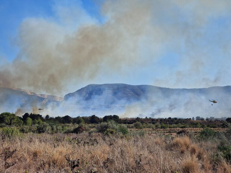 Los medios aéreos trabajan en la extinción del incendio de Xàbia que afecta a Gata y Jesús Pobre