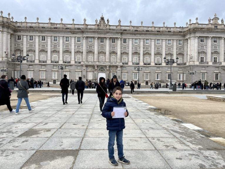 Pau con la carta del decálogo del mar en el Palacio Real