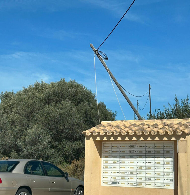 Poste de luz caído en la zona de la Plana