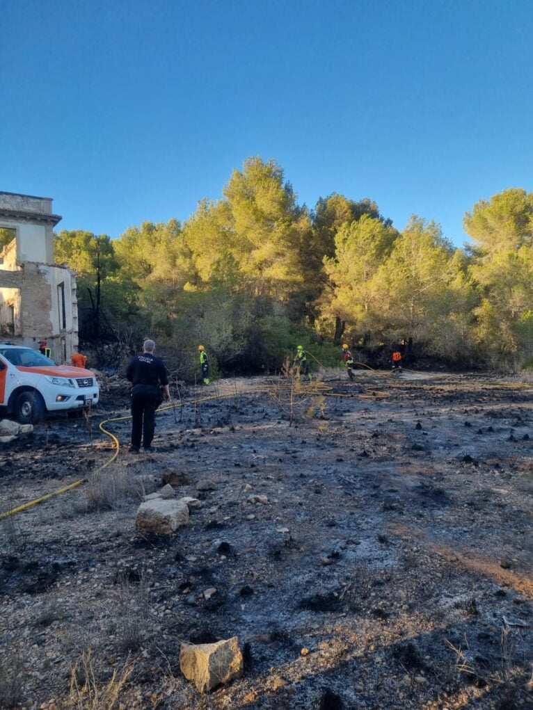 Protección Civil y Bomberos refrescando la zona