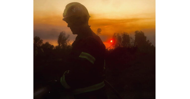 Realizando labores de extinción Foto Protección Civil Xàbia destacada