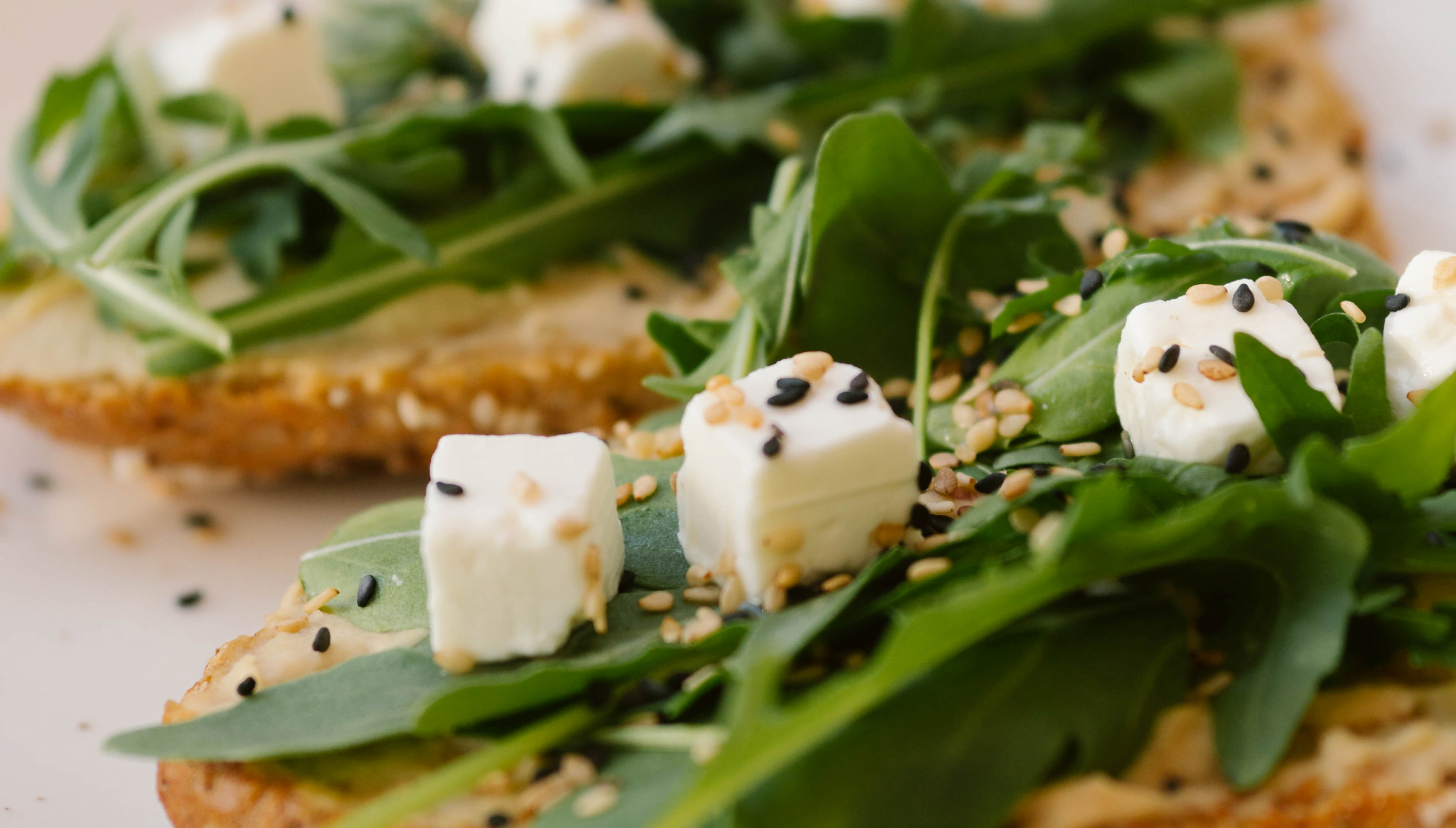 Tostadas y diferentes alimentos en Kefi Café