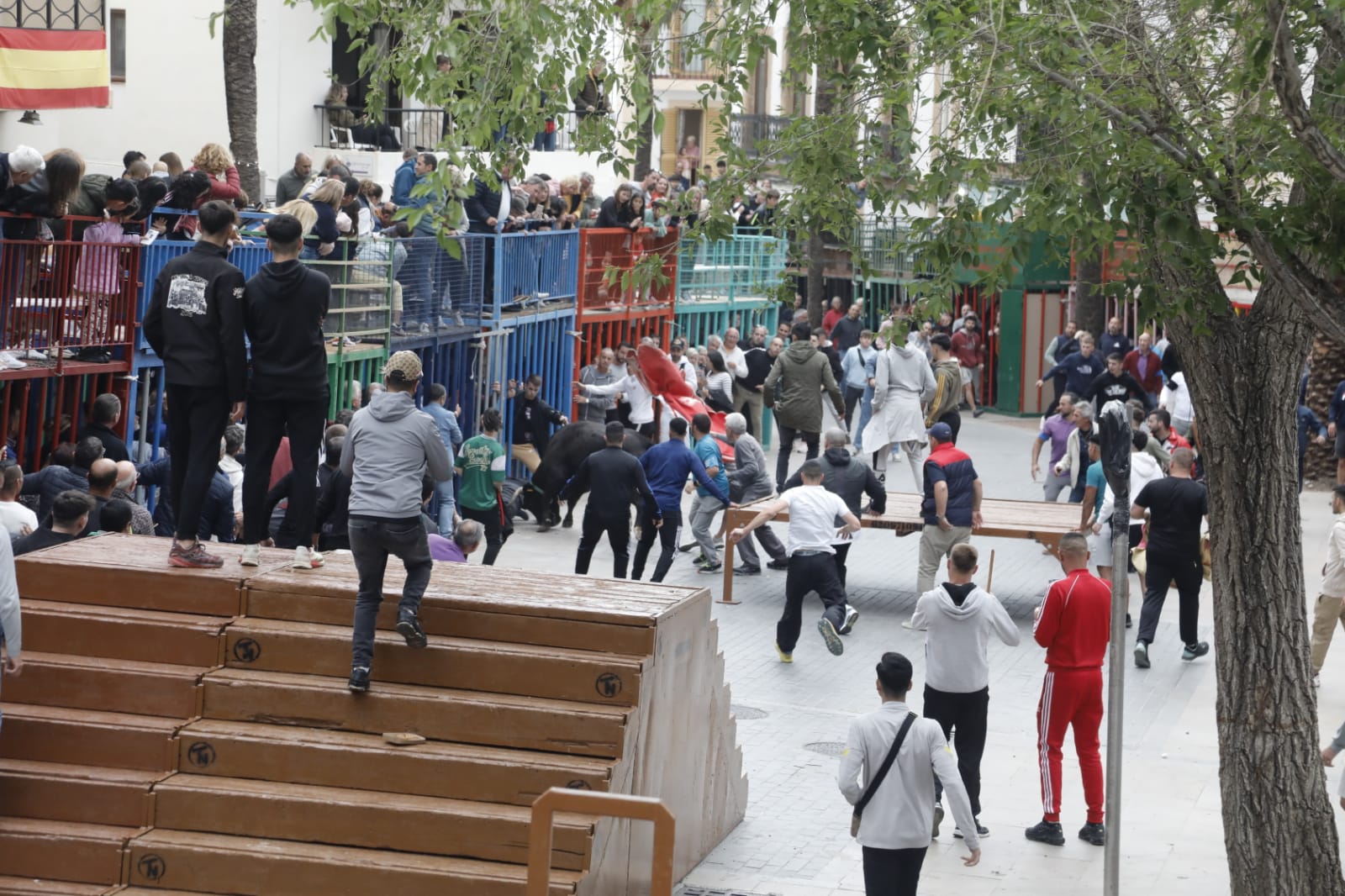 Momento de la embestida del toro a un hombre en Xàbia