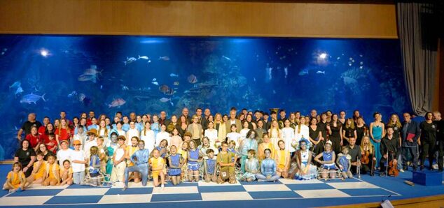 Imagen: Participantes en el Ajedrez viviente de Xàbia en el Oceanogràfic