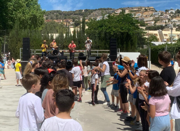 Imagen: Baile en el concierto de Pep López i Sopars de duro en Xàbia Folk