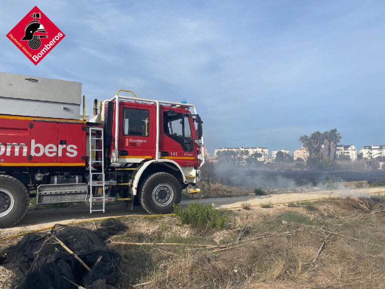 Bomberos en el incendio de Xàbia