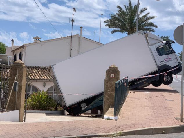 Imagen: Se precipita un camión al interior de una parcela en Xàbia