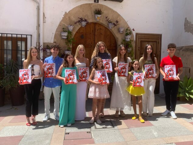 Imagen: Cargos festeros de Fogueres Xàbia 2024 con el libro de fiestas