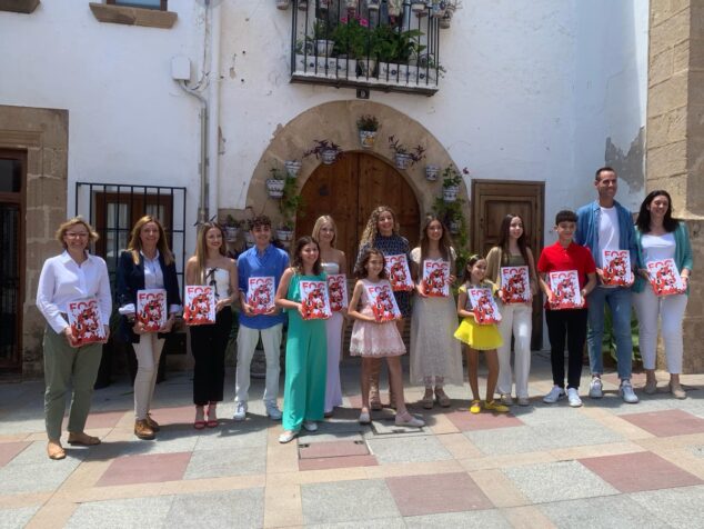 Imagen: Cargos y autoridades en la presentación del libro de fiestas