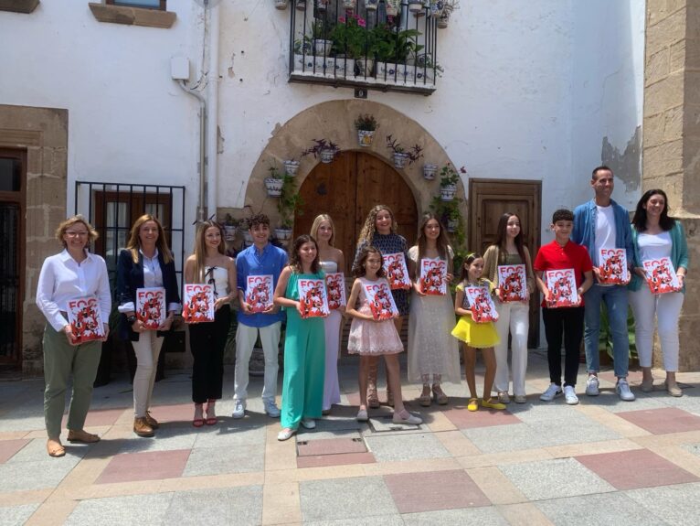 Cargos y autoridades en la presentación del libro de fiestas