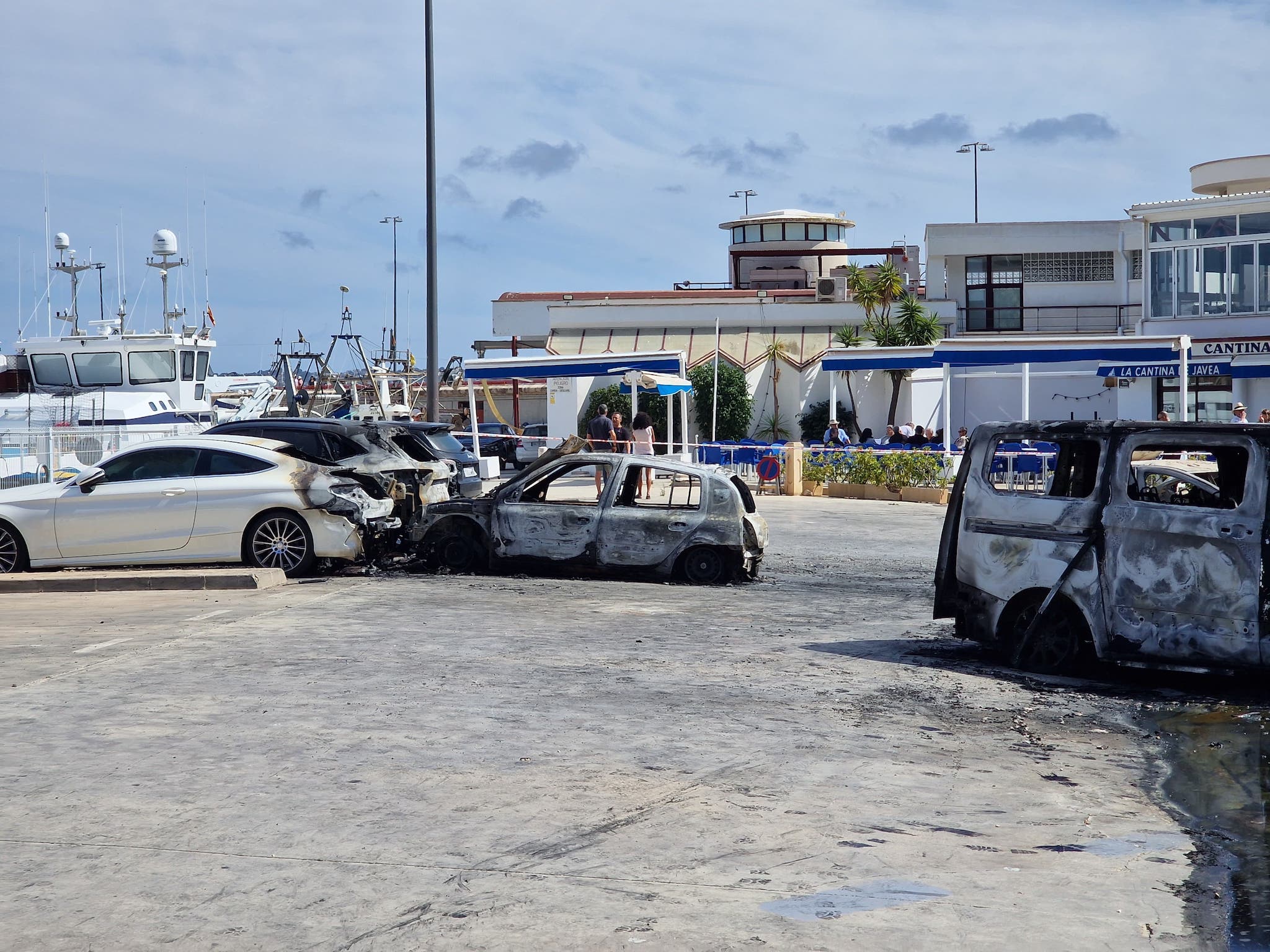 Coches calcinados en un parking de Xàbia 1