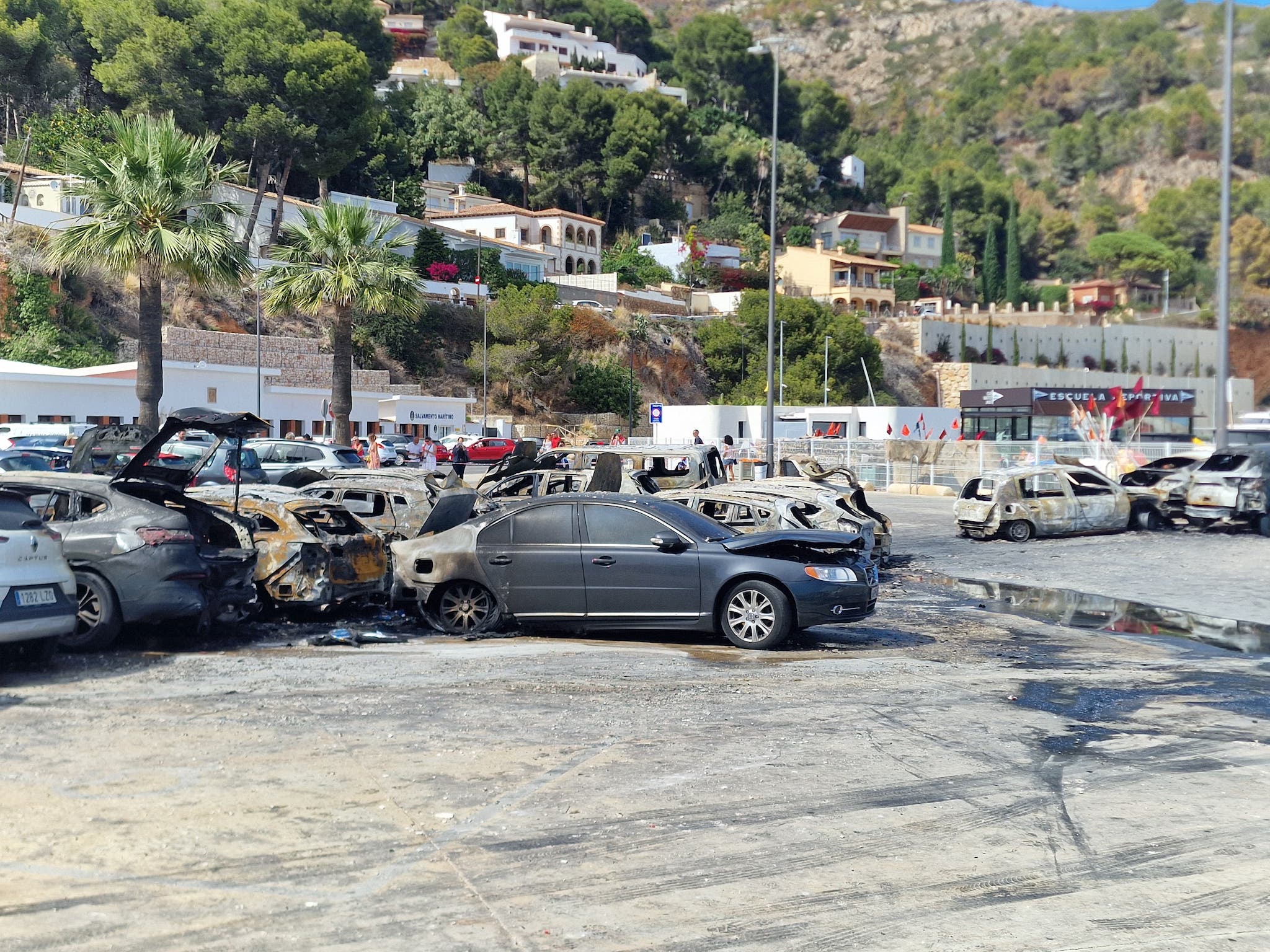 Coches calcinados en un parking de Xàbia 2