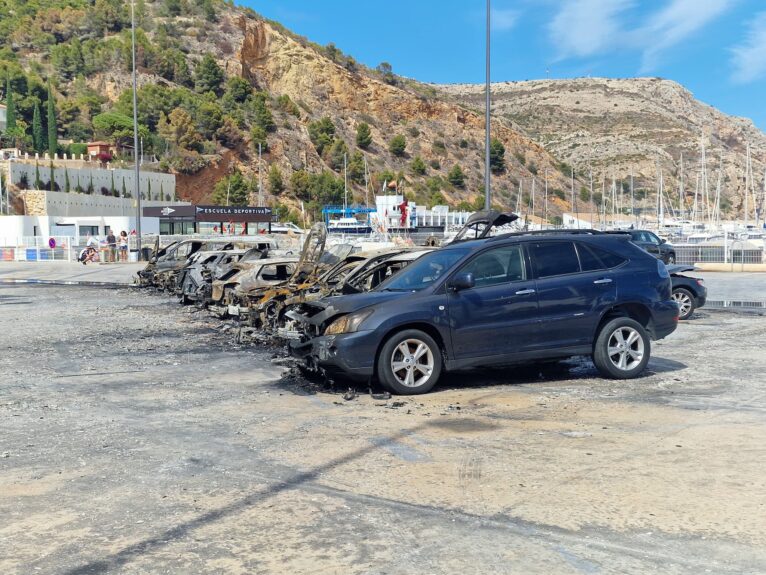 Coches calcinados en un parking de Xàbia 3