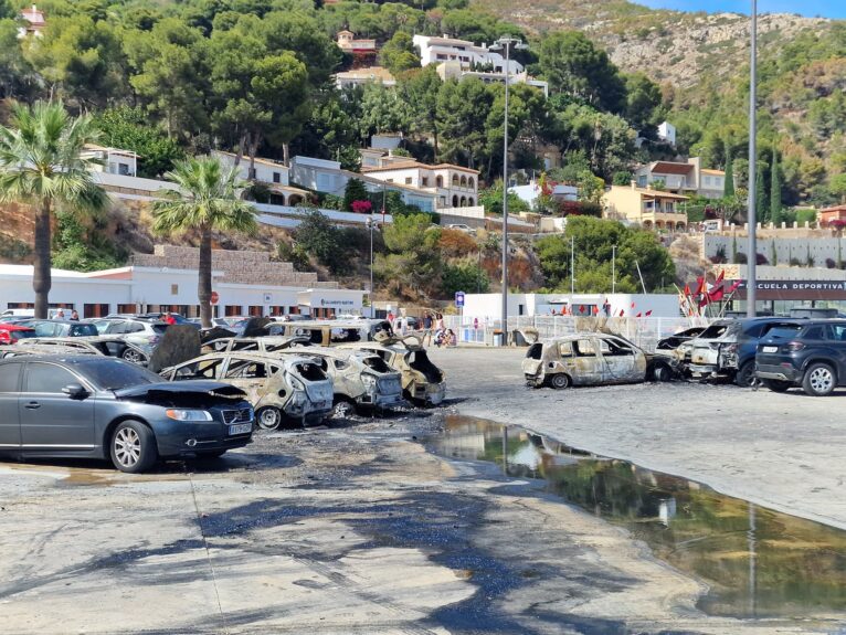 Coches calcinados en un parking de Xàbia 6