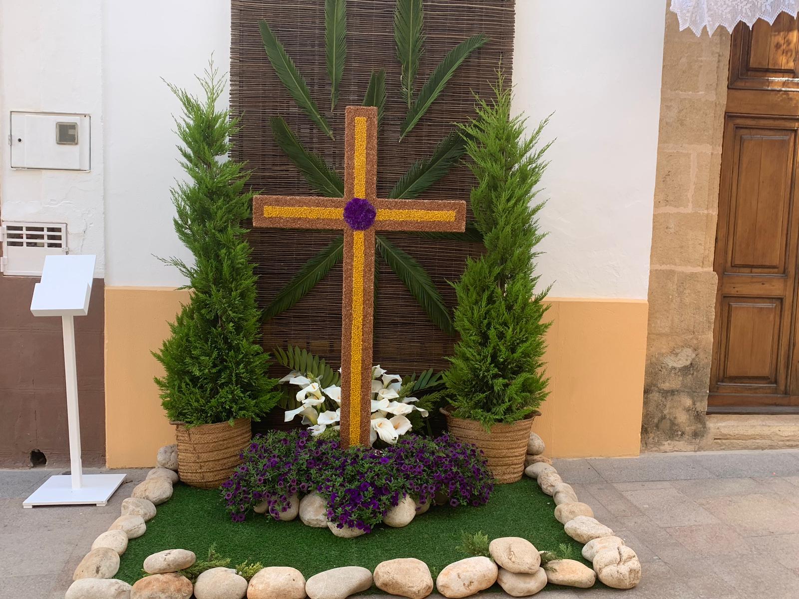 Cruz de flores del mayoral Miguel Casabó en calle Mayor (1)