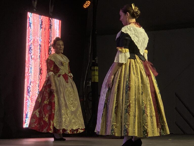 Desfile d'indumentària valenciana Xàbi. Falda a rayas típica de Xàbia