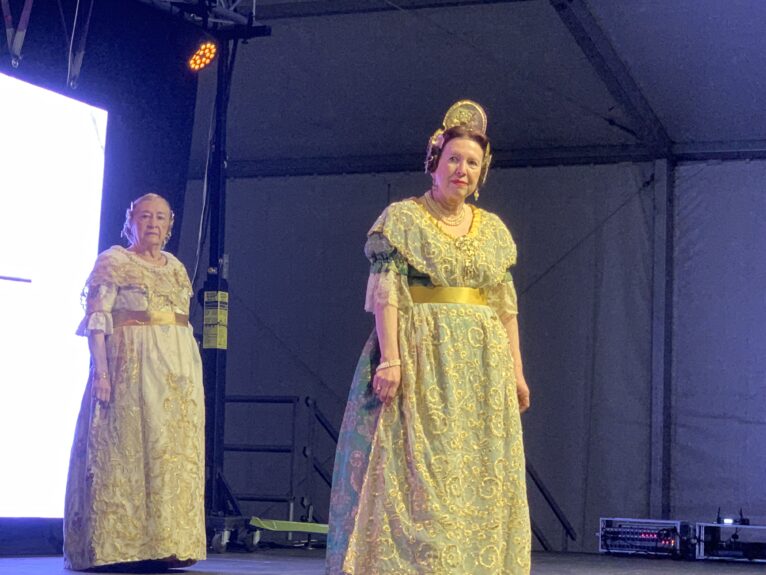 Desfile d'indumentària valenciana Xàbia. Gertrudis Tena y Pepa Chorro