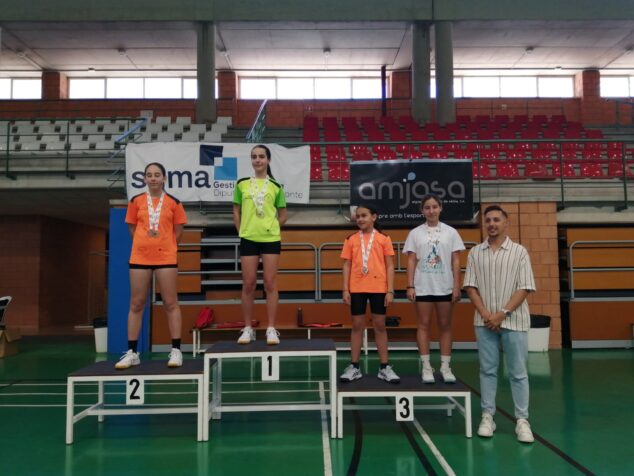 Imagen: Entrega de medallas del Campeonato Provincial de Badmintón