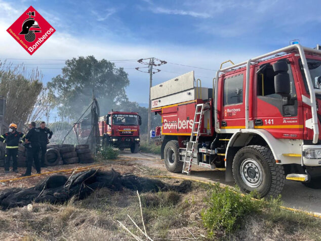 Imagen: Equipos de extinción y seguridad en el incendio del Saladar