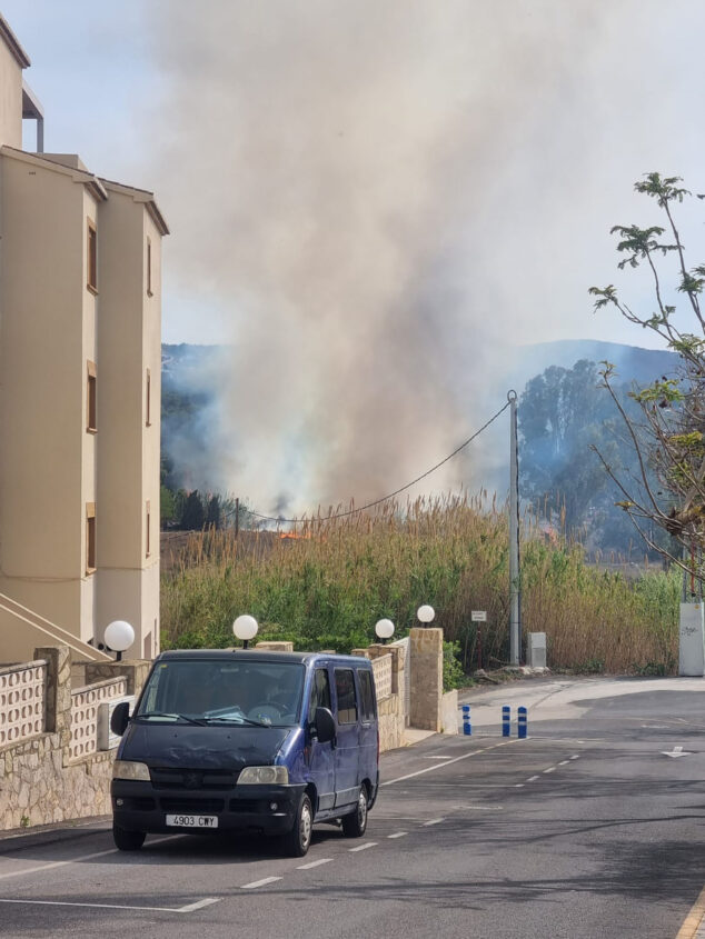 Imagen: Fuego frente a la calle Larissa de Xàbia