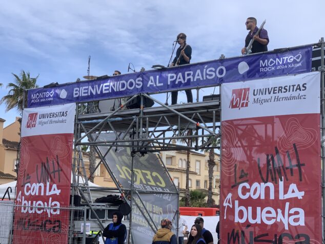 Imagen: El grupo El Greco tocando en el escenario 'volador' del Montgó Fest Xàbia