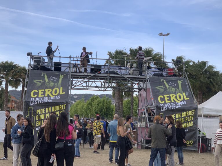 Actuación en lo alto del arco de entrada del Montgó Fest Xàbia