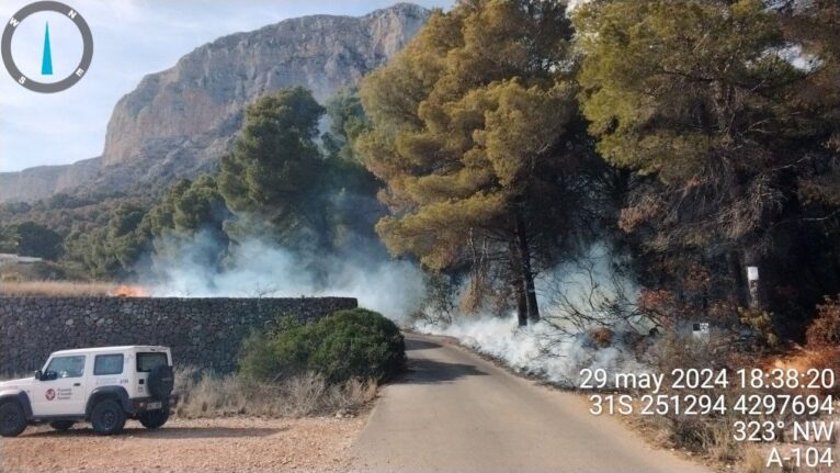 Incendio en la falda del Montgó | Foto 112CV