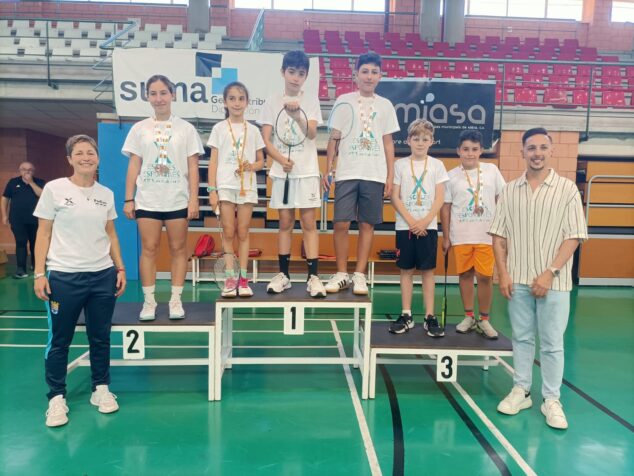 Imagen: Jugadores de Bádminton de la Escuela Municipal de Xàbia