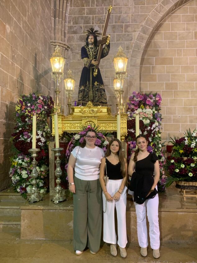 Imagen: Las primeras mujeres mayoralesas del Nazareno de Xàbia junto a la imagen