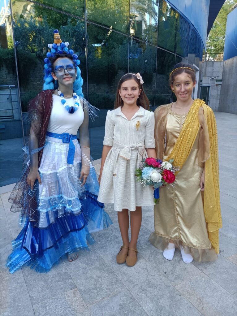 Las reinas del Ajedrez Viviente con la Fallera Mayor Infantil de Valencia