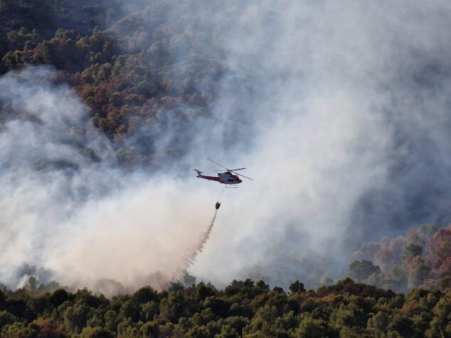 Imagen: Medio aéreo en las labores de extinción del incendio en la falda del Montgó de Xàbia