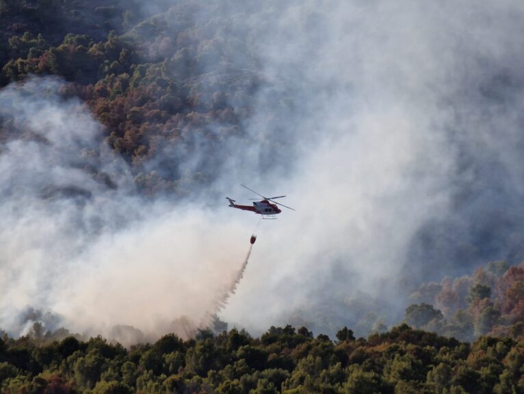 Medio aéreo en las labores de extinción del incendio en la falda del Montgó de Xàbia