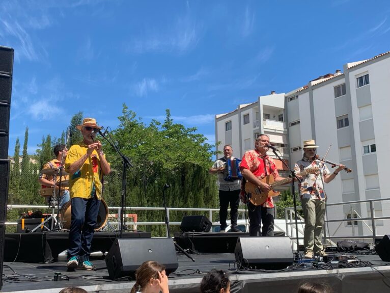 Pep López i Sopars de duro abren el Xàbia Folk con una actuación para los estudiantes