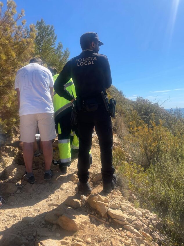 Imagen: Policía Local asiste desde tierra a la mujer | Foto Policía Local Xàbia