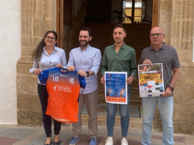 Imagen: Presentación de la competición de la Liga autonómica de Handbol playa