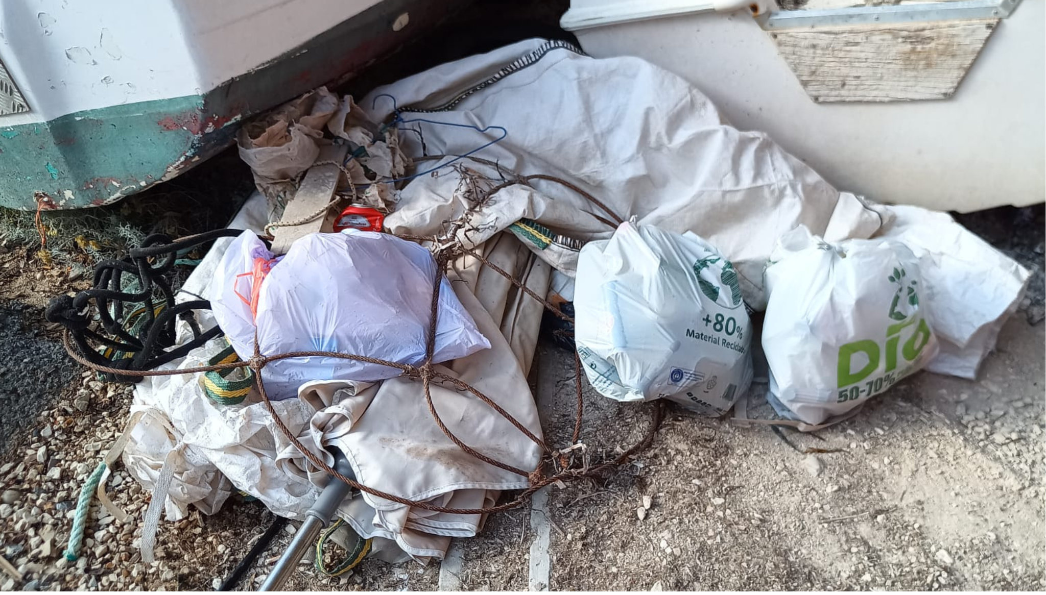 Restos de basura encontrados en el fondo marino de Cala Granadella