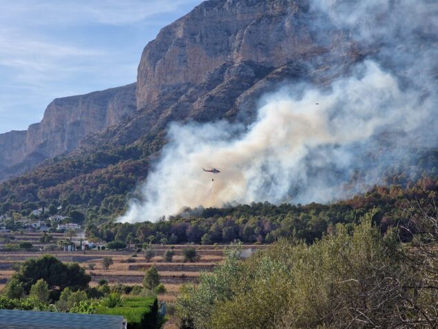 Imagen: Se declara un incendio en una pinada de la falda del Montgó de Xàbia