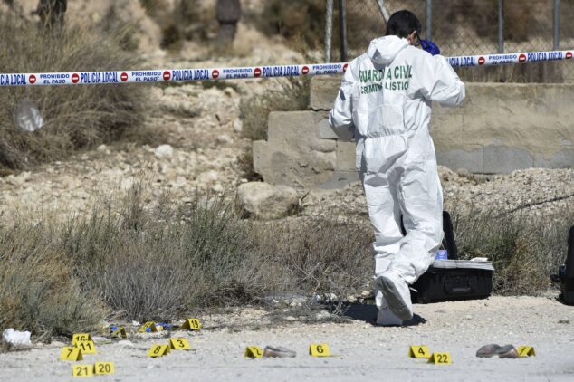 Imagen: Un agente de la científica de la Guardia Civil en el lugar donde encontraron el cuerpo | Foto EFE