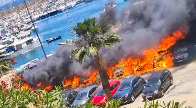 Una hilera de vehículos arde en el puerto de Xàbia