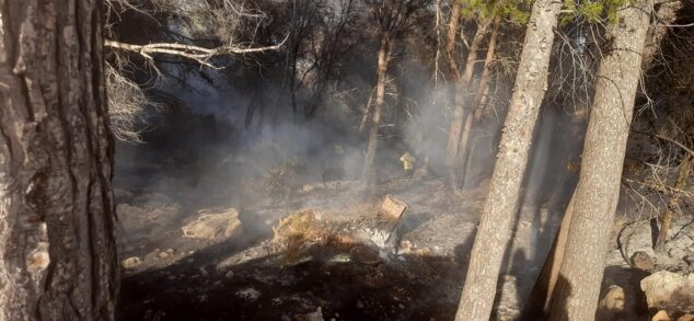 Imagen: Voluntarios de Balcón al Mar realizando labores de extinción en el incendio del Montgó