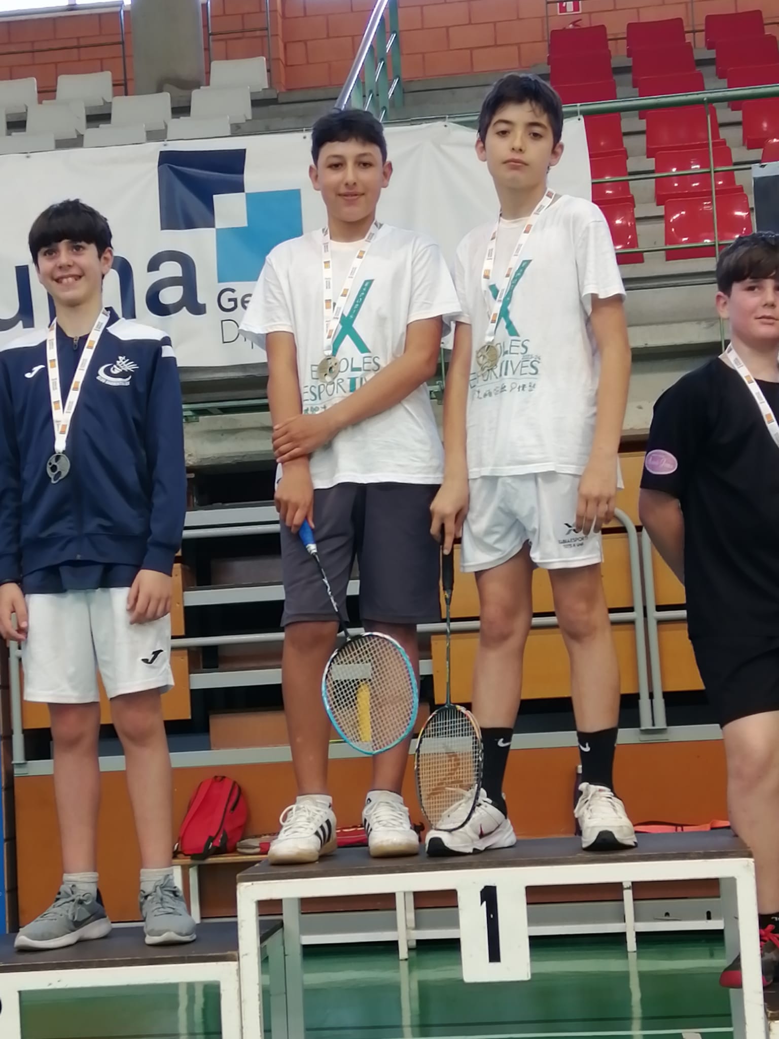 Jugadores de Bádminton Xàbia en lo alto del podio provincial