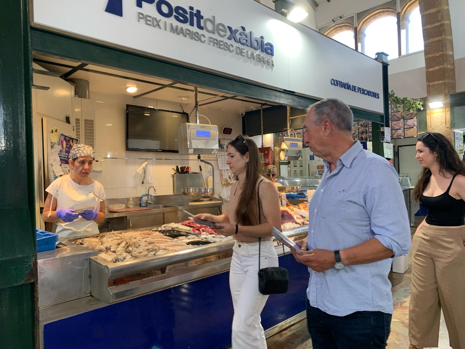 Carme Català con Joan Baldoví en el Mercat de Xàbia por las elecciones europeas